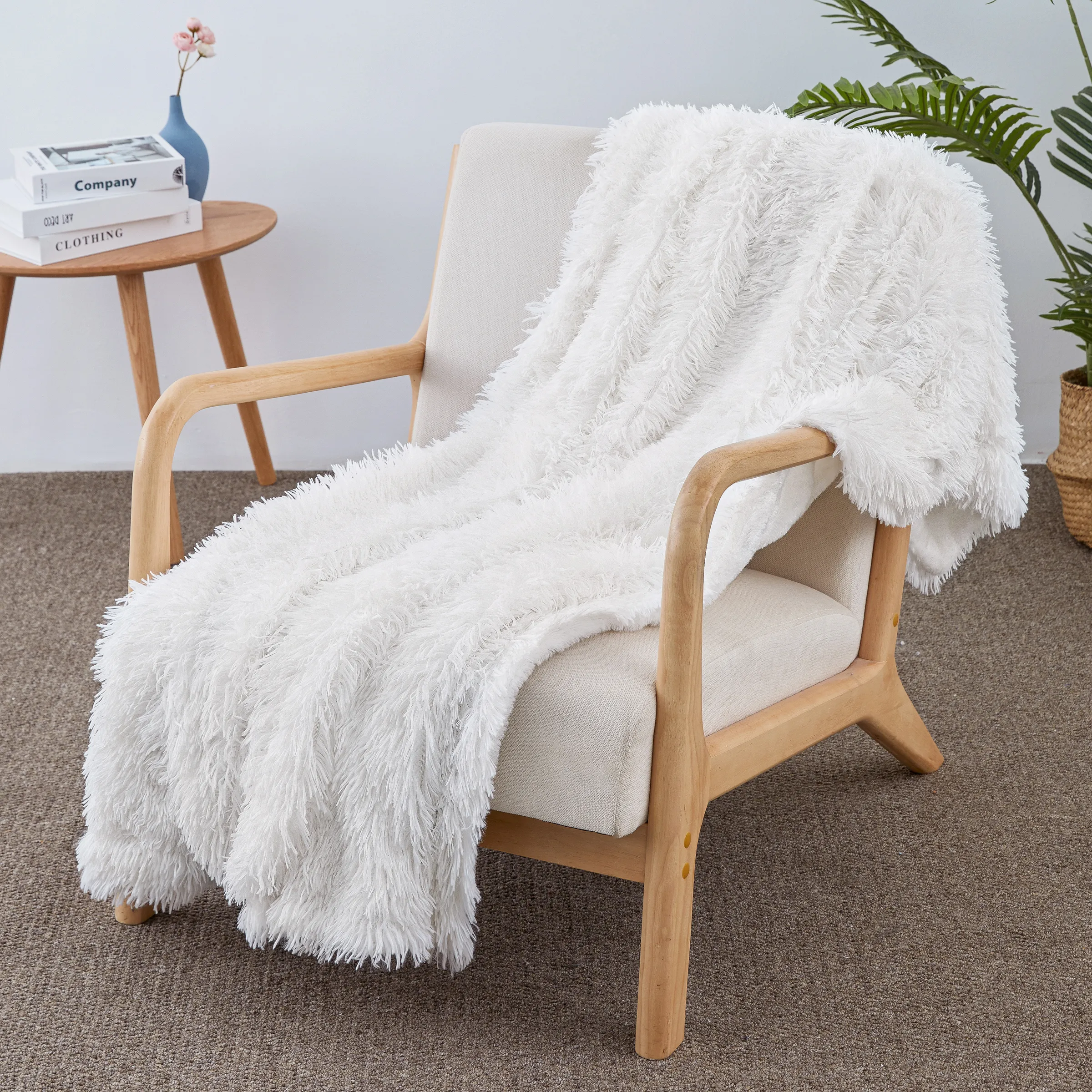 

Premium White PV Fleece Blanket - Ultra-Soft, Durable, Machine-Washable - Perfect for Home Comfort and Stylish Decor