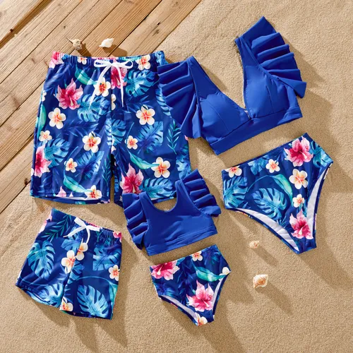 Passende blaue Badehose mit Blumenkordelzug oder Bikini mit Rüschenärmeln