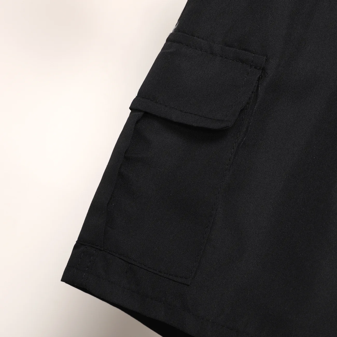 Pantaloncini casual da ragazzo con tasca applicata, set da 1 pz, tinta unita, 100% poliestere, lavabile in lavatrice Nero big image 1
