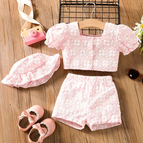 Conjunto para bebé niña en rosa dulce con mangas de burbuja, shorts y gorro.