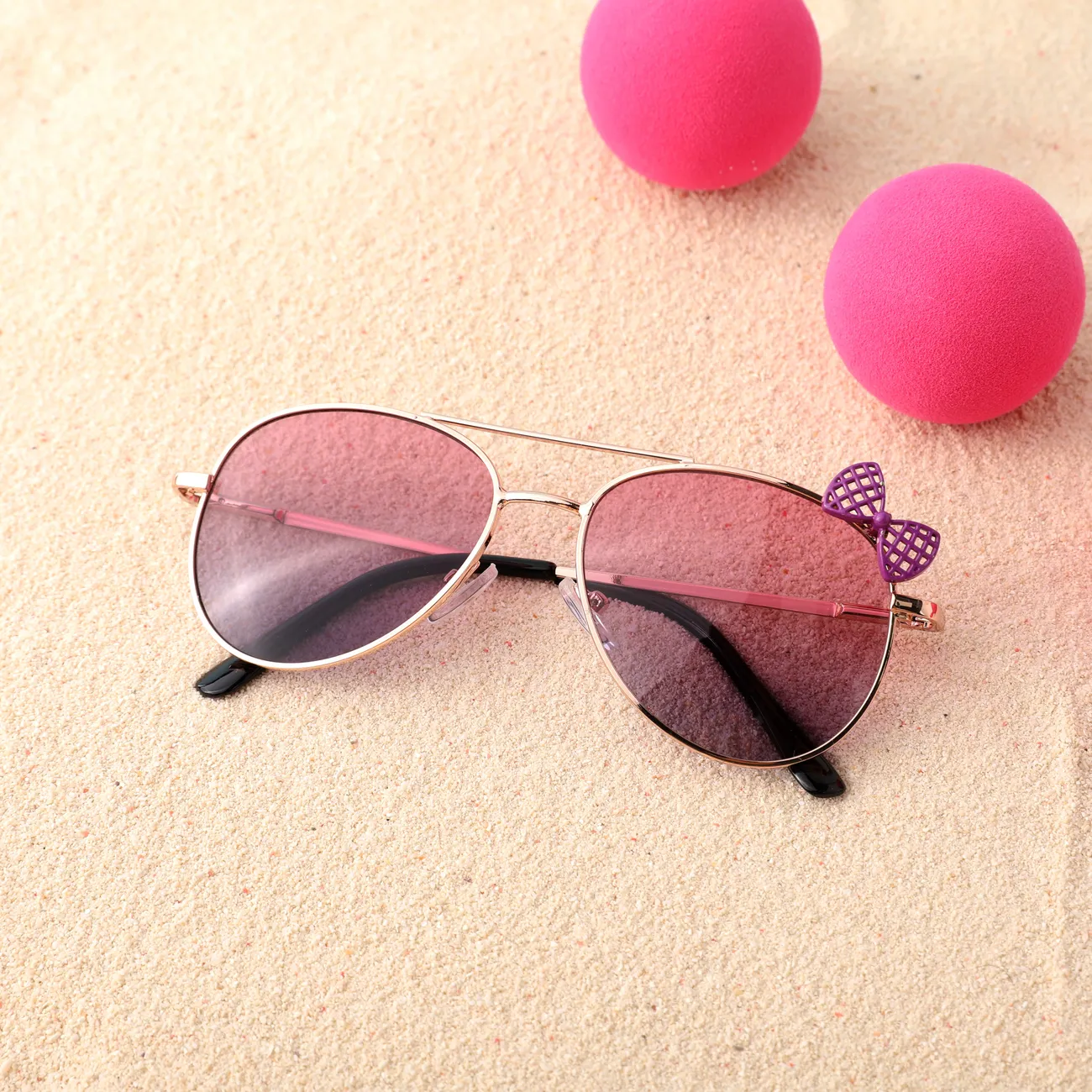 Gafas de sol dulces para niños pequeños / niños con marco de metal y lentes decorativas de ojo de gato de pajarita negro/rosa big image 1