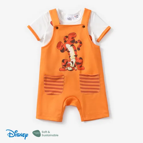 迪士尼小熊維尼男嬰/女孩 2 件 Naia™ 角色印花 T 恤，帶袖珍工作服套裝