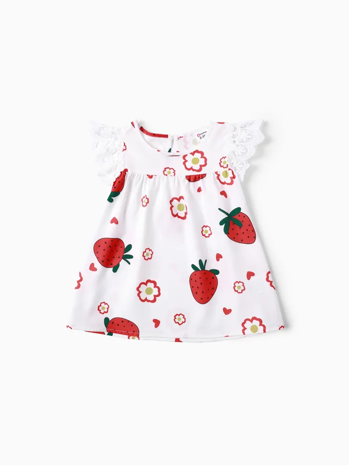 Robe douce en dentelle à fraises pour bébé fille.