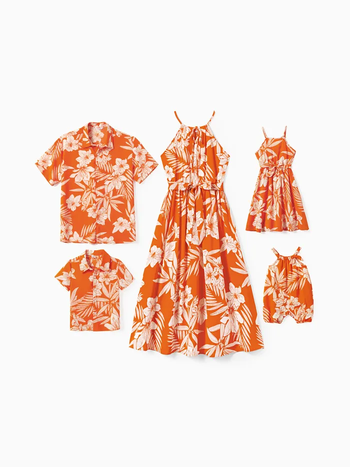 Família combinando camisa de praia laranja e conjuntos de vestidos de alça floral
