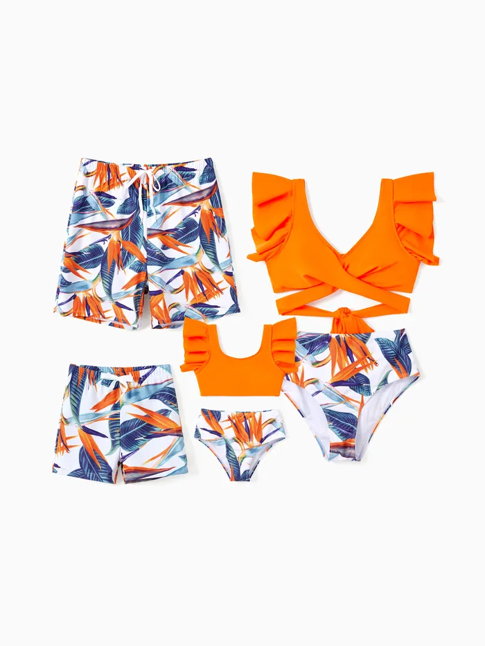 Passender Familien-Badehose mit Kordelzug oder orangefarbener geblümter Kreuz-Bikini mit Rüschenärmeln