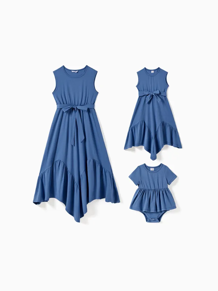 Mommy and Me Blaues Tanktop-Kleid mit unregelmäßigem Saum und Volant und Gürtel