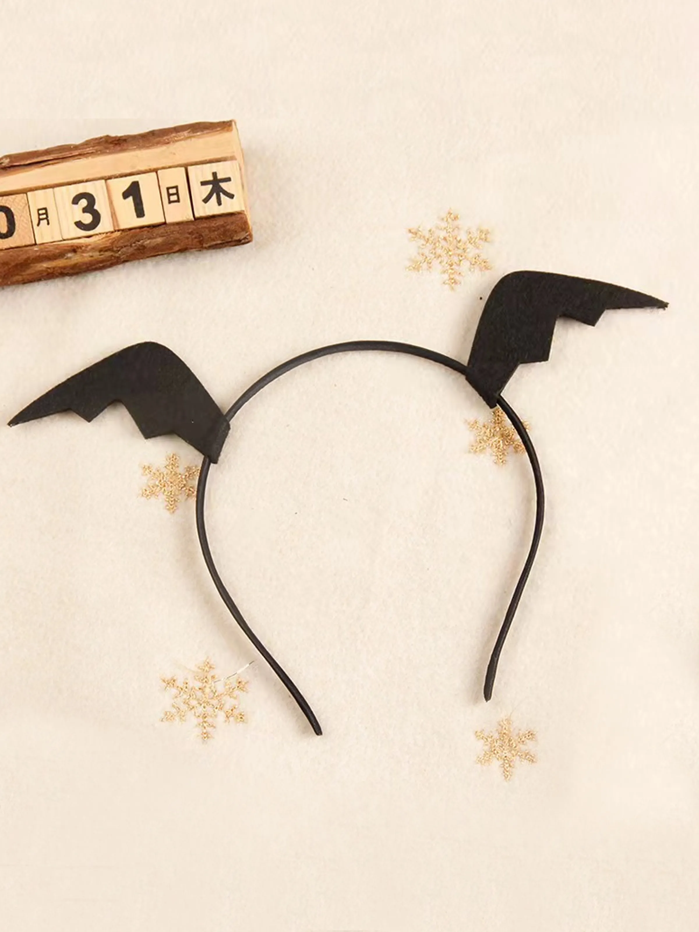 

Children likes Halloween bat-shaped leather hair clip