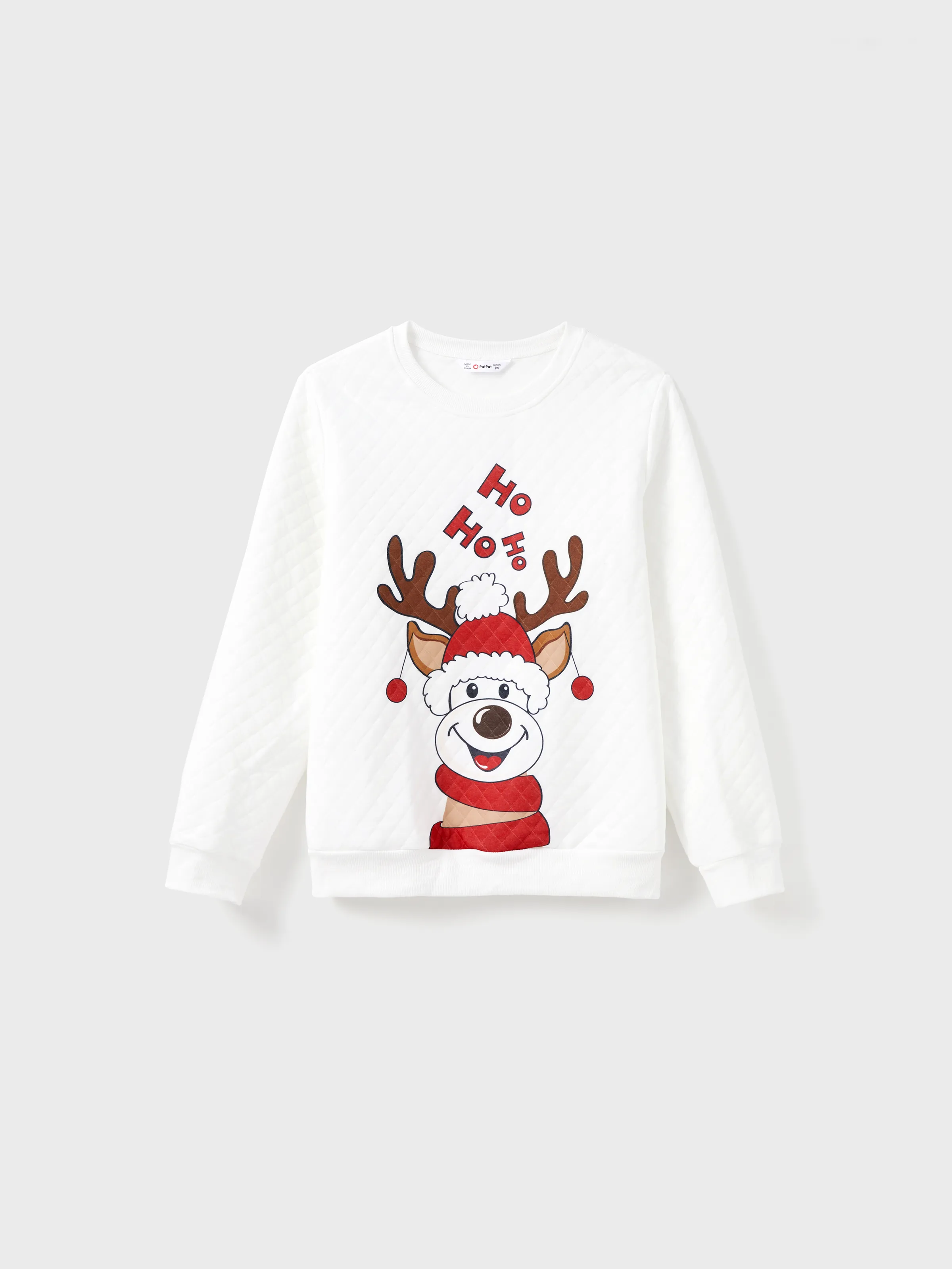 Familiares de Navidad con tops casuales a juego