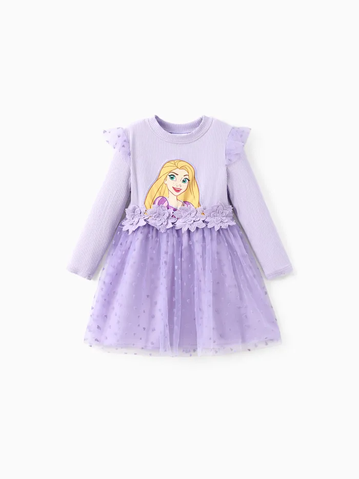 Vestido dulce de niña pequeña con estampado de personajes