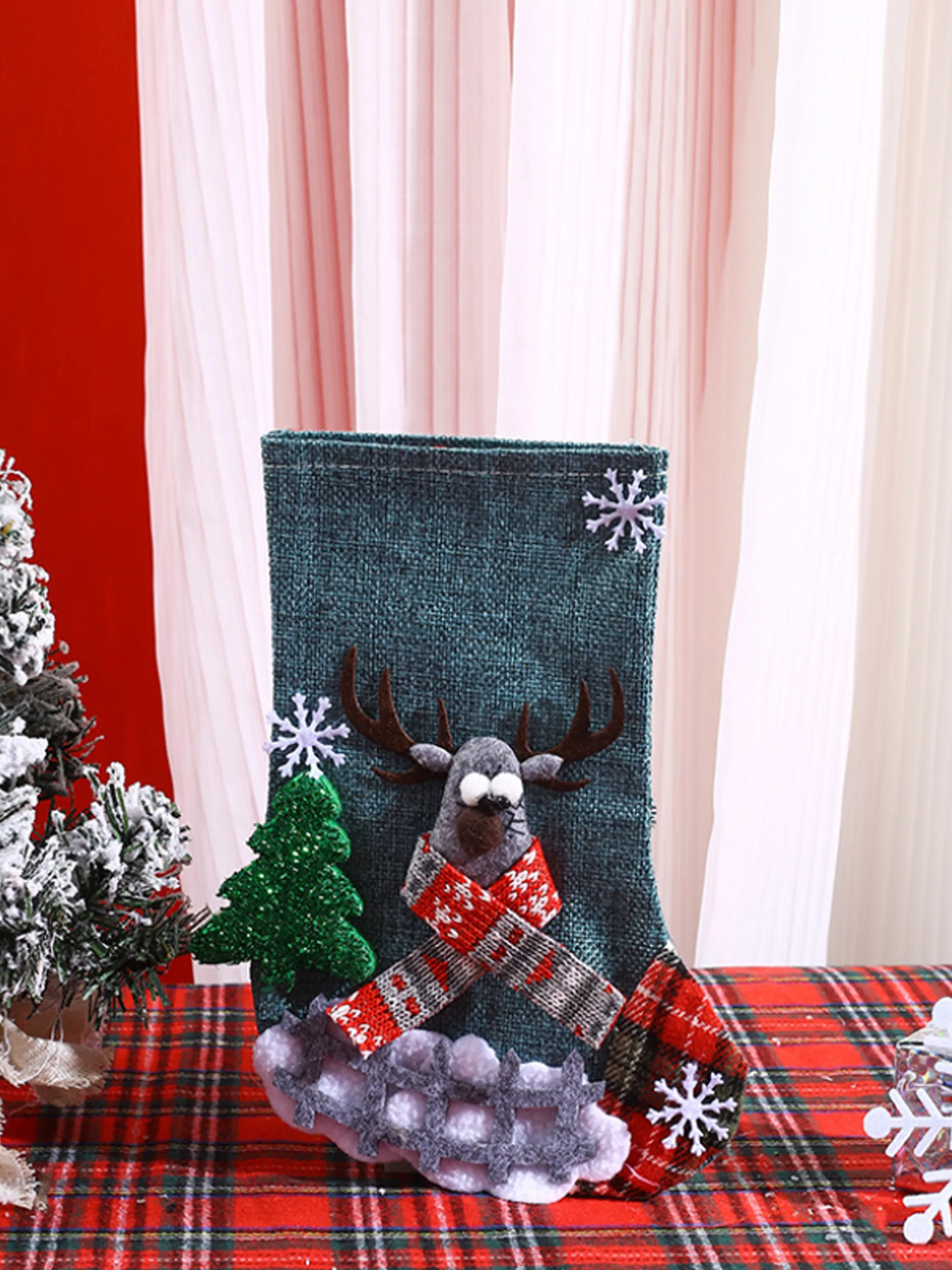 

Checkered Christmas Stocking - Decorative Gift Bag for Children with Santa Claus Design, Ideal for Candy and Presents