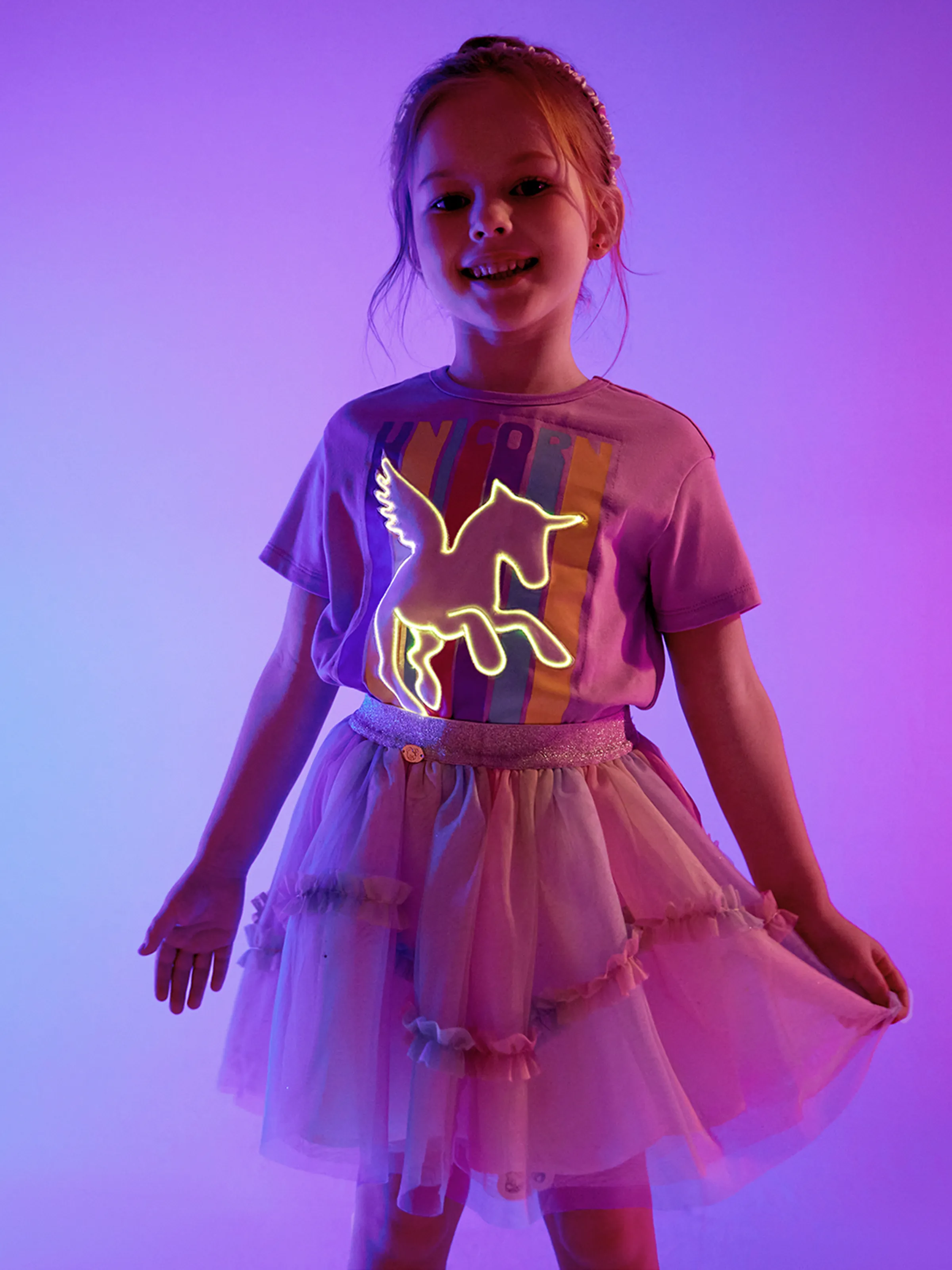 

Go-Glow Illuminating T-shirt with Light Up Unicorn Including Controller (Built-In Battery)