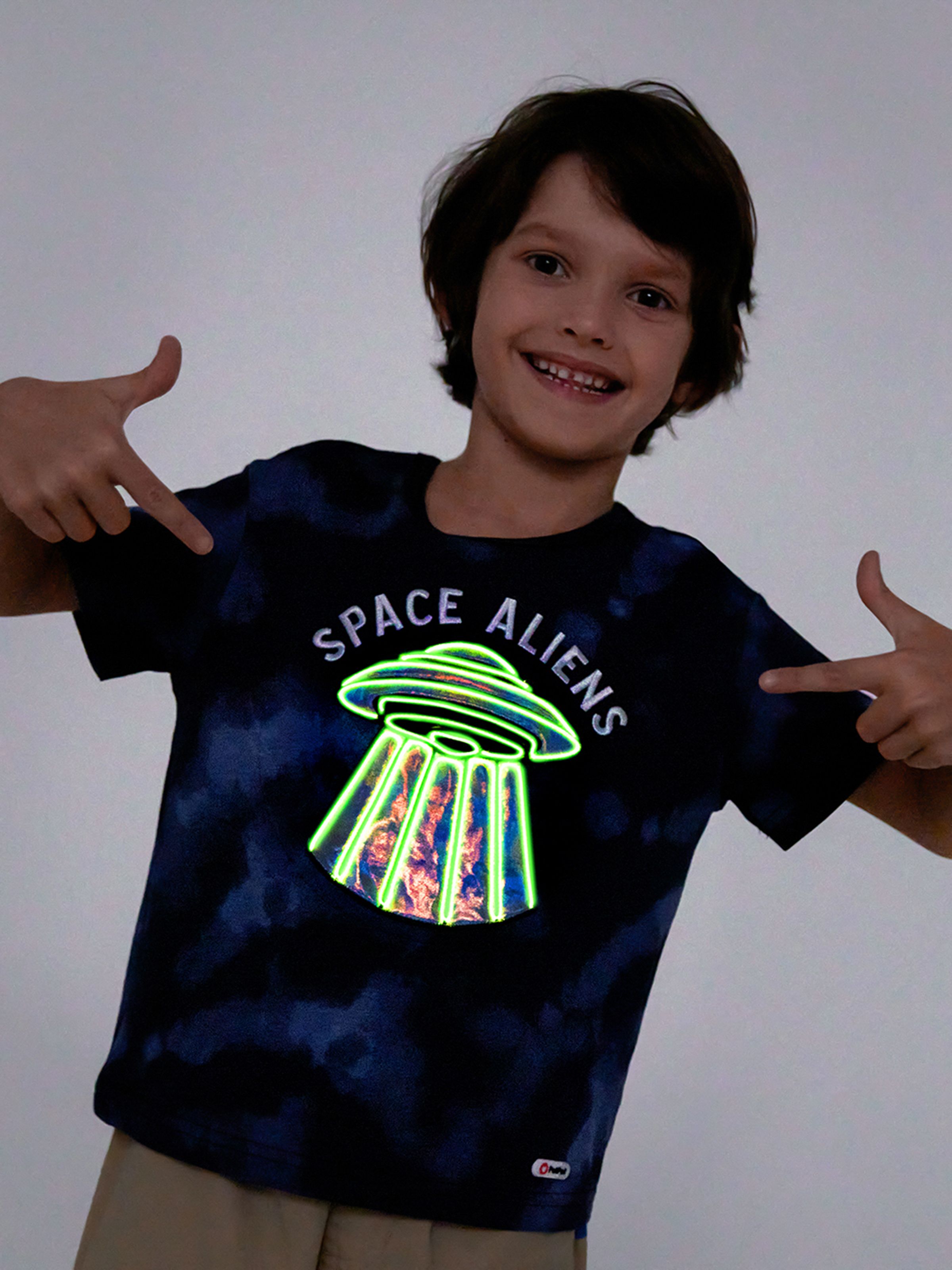 

Go-Glow Illuminating T-shirt with Light Up UFO Including Controller (Built-In Battery)