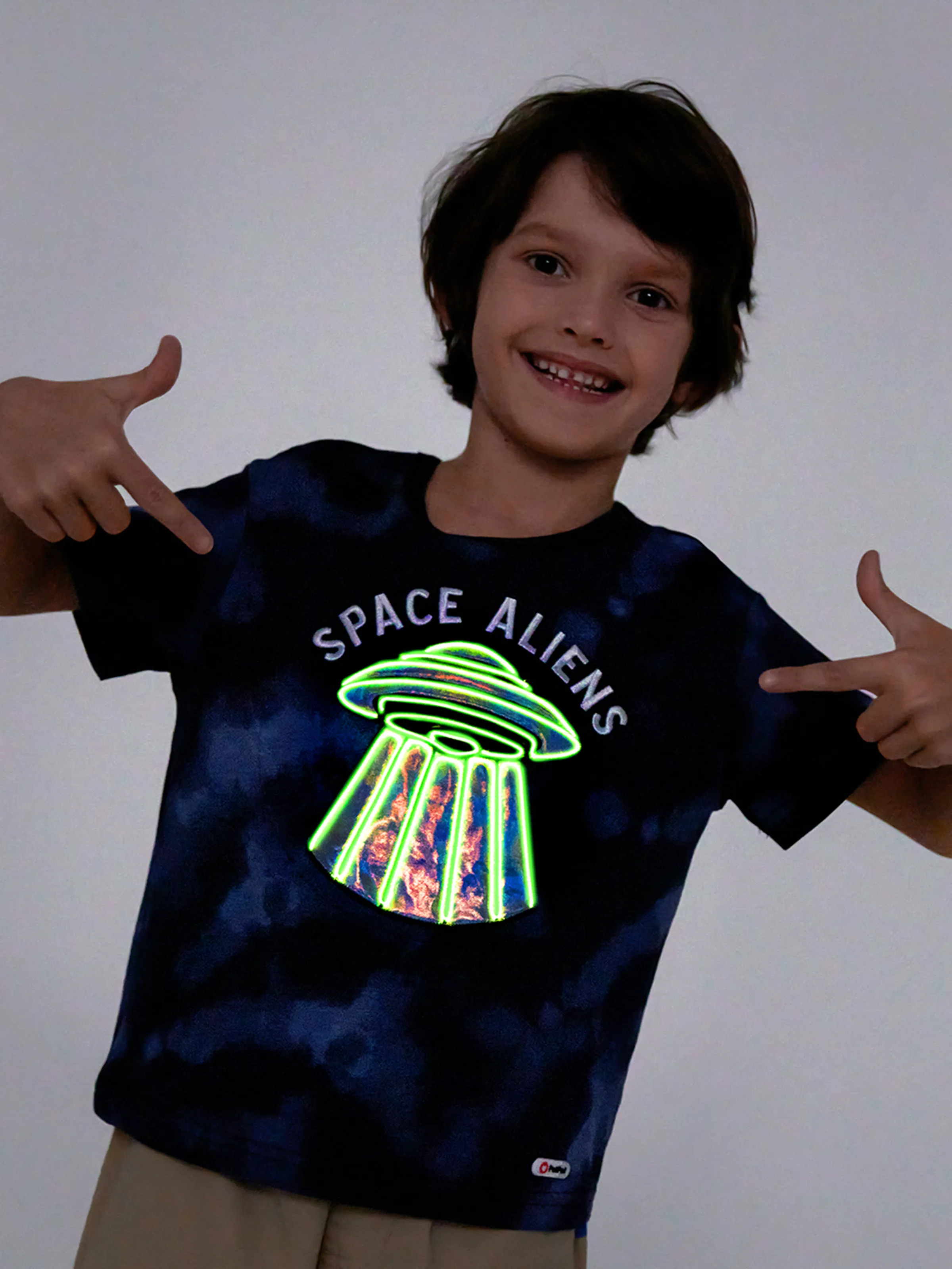 Go-Glow Illuminating T-shirt with Light Up UFO Including Controller (Built-In Battery)