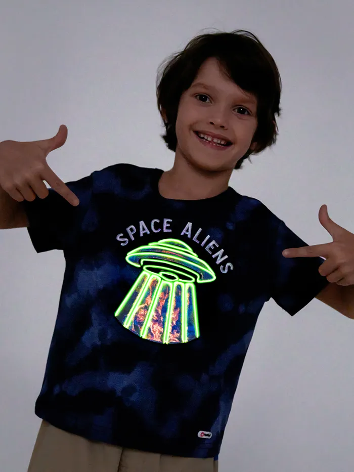 Go-Glow Illuminating T-shirt with Light Up UFO Including Controller (Built-In Battery)