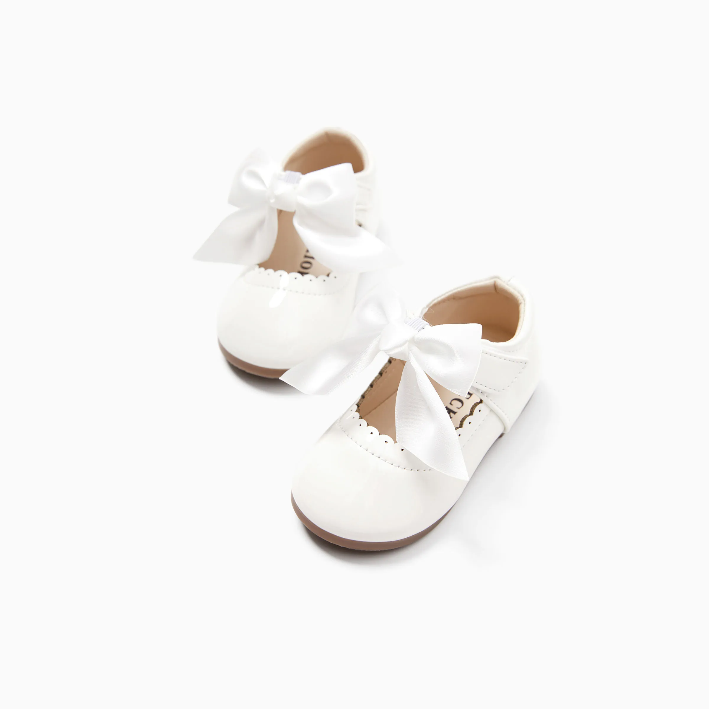 Zapatos de princesa blanca con decoración de cinta de lazo de borde ondulado para niño pequeño/niño