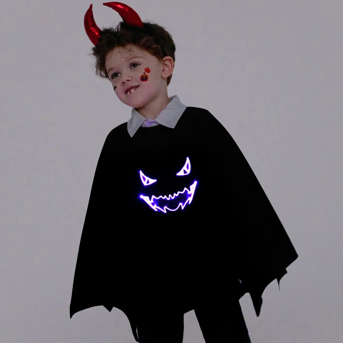 Go-Glow Halloween illuminant la cape noire avec visage de démon illuminé, y compris le contrôleur (batterie intégrée) noir et blanc big image 1