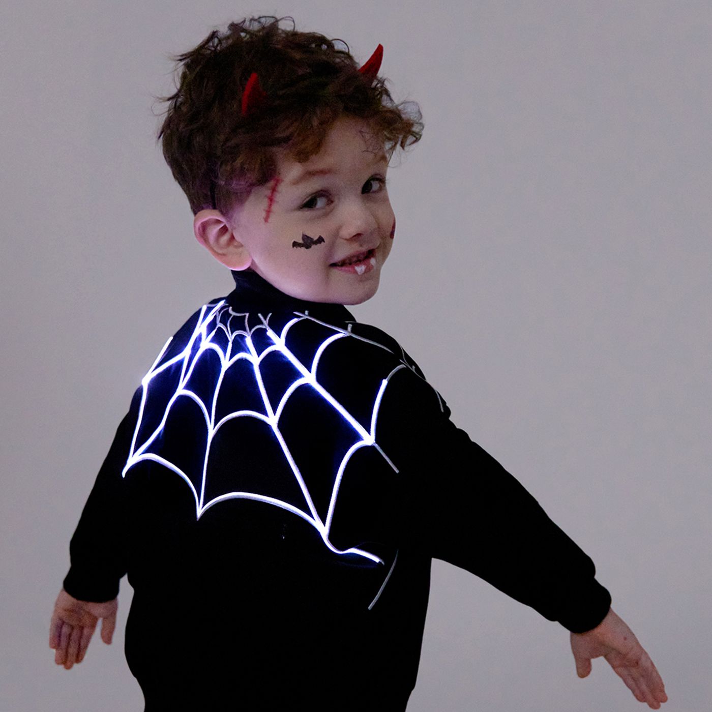 Go-Glow Illuminant Veste Avec Toile D’araignée Brodée Lumineuse, Y Compris Le Contrôleur (batterie Intégrée)