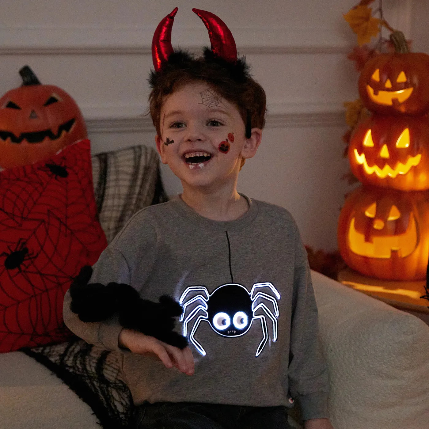 Go-Glow Illuminating Sweatshirt With Light Up Spider Including Controller (Built-In Battery)
