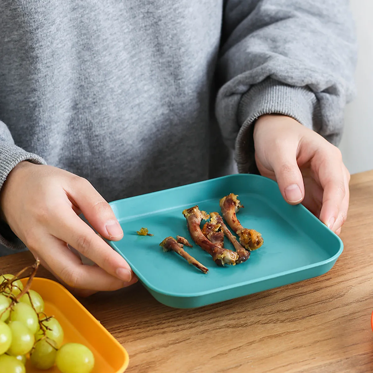 Set of 5 Plastic Plates for Snacks with Table Trash Tray  image 3