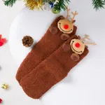 الجوارب الدافئة لتزيين عيد الميلاد بين الوالدين والطفل قهوة