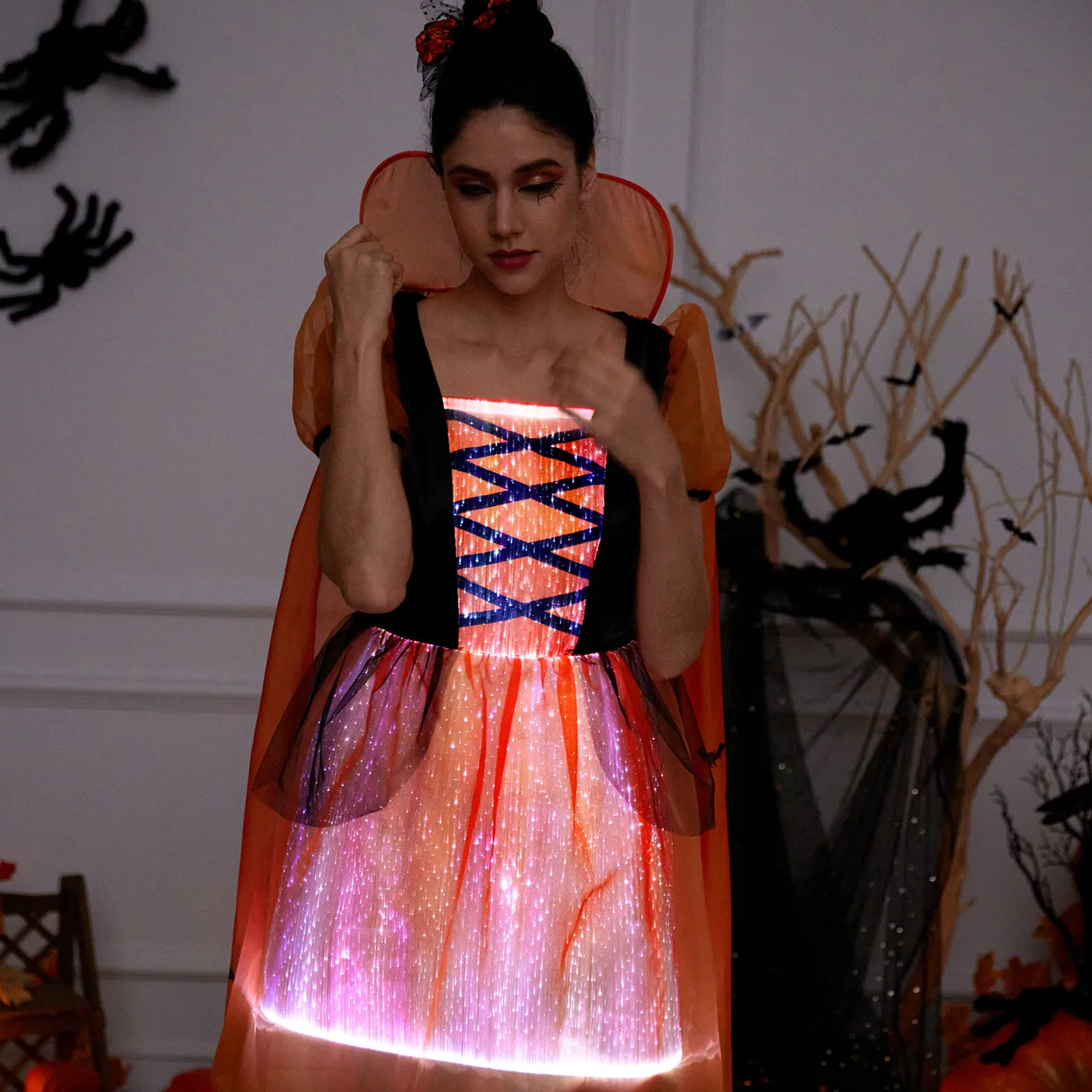 Go-Glow Halloween Limited Edition Illuminating Adult Dress Avec Jupe Lumineuse Avec Cape D’impression Halloween Avec Contrôleur (batterie Intégrée)
