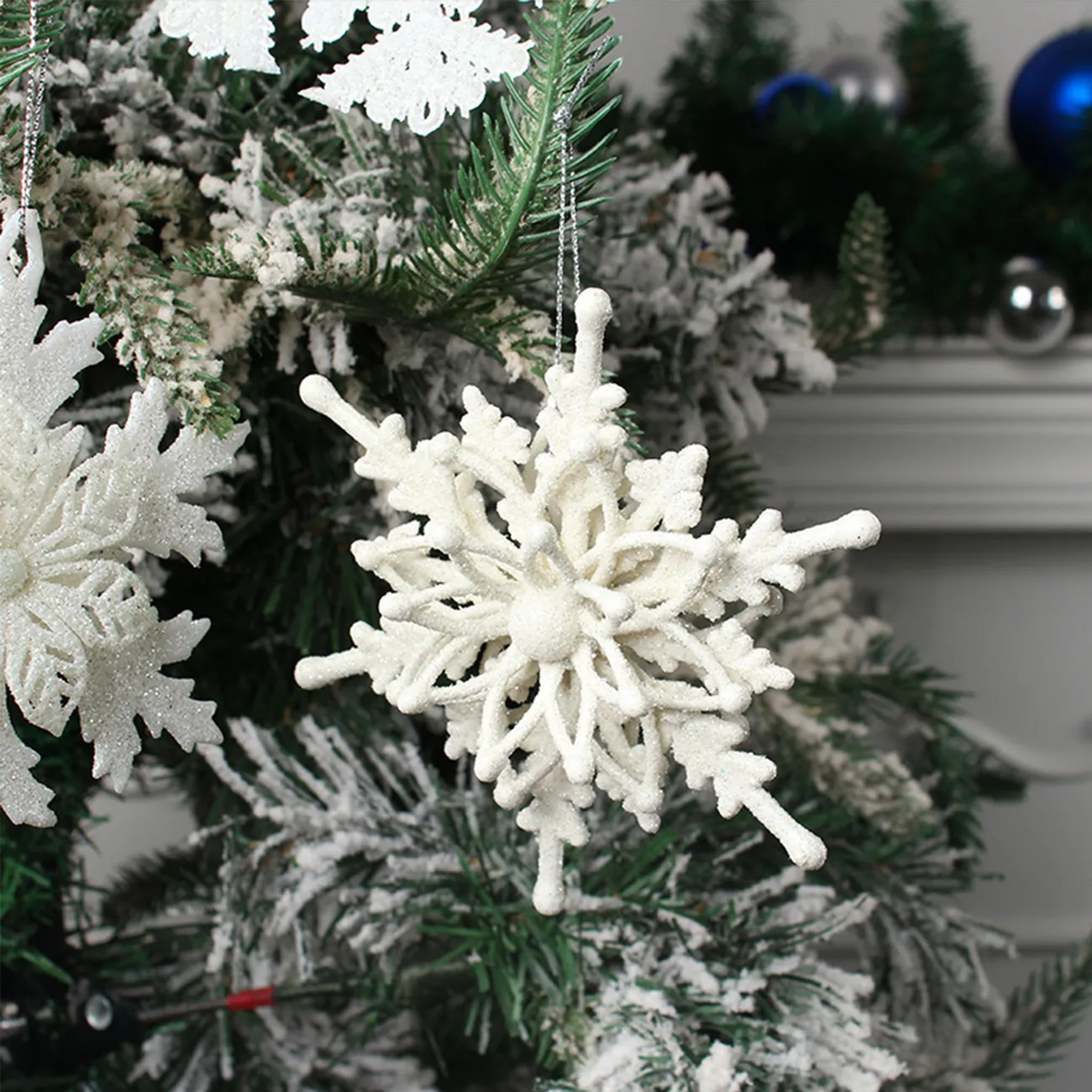 Weihnachts-Schneeflocken-Hängedekorationen aus weißem Kunststoff für Schaufenster, Weihnachtsbäume und Partys Farbe-A big image 1