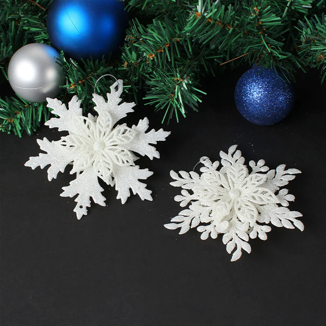 Decoraciones colgantes de copos de nieve navideños en plástico blanco para escaparates, árboles de Navidad y lugares de fiesta Color-A big image 1