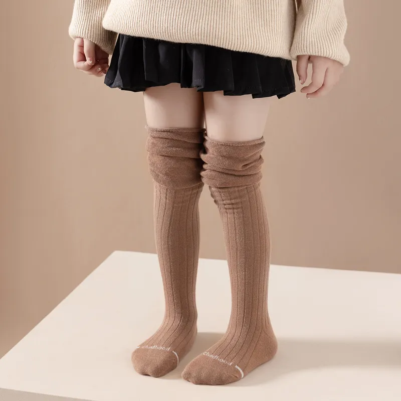 Tout-petit/enfants Longues Piles Empilées De Chaussettes En Coton Peigné Sur Le Genou