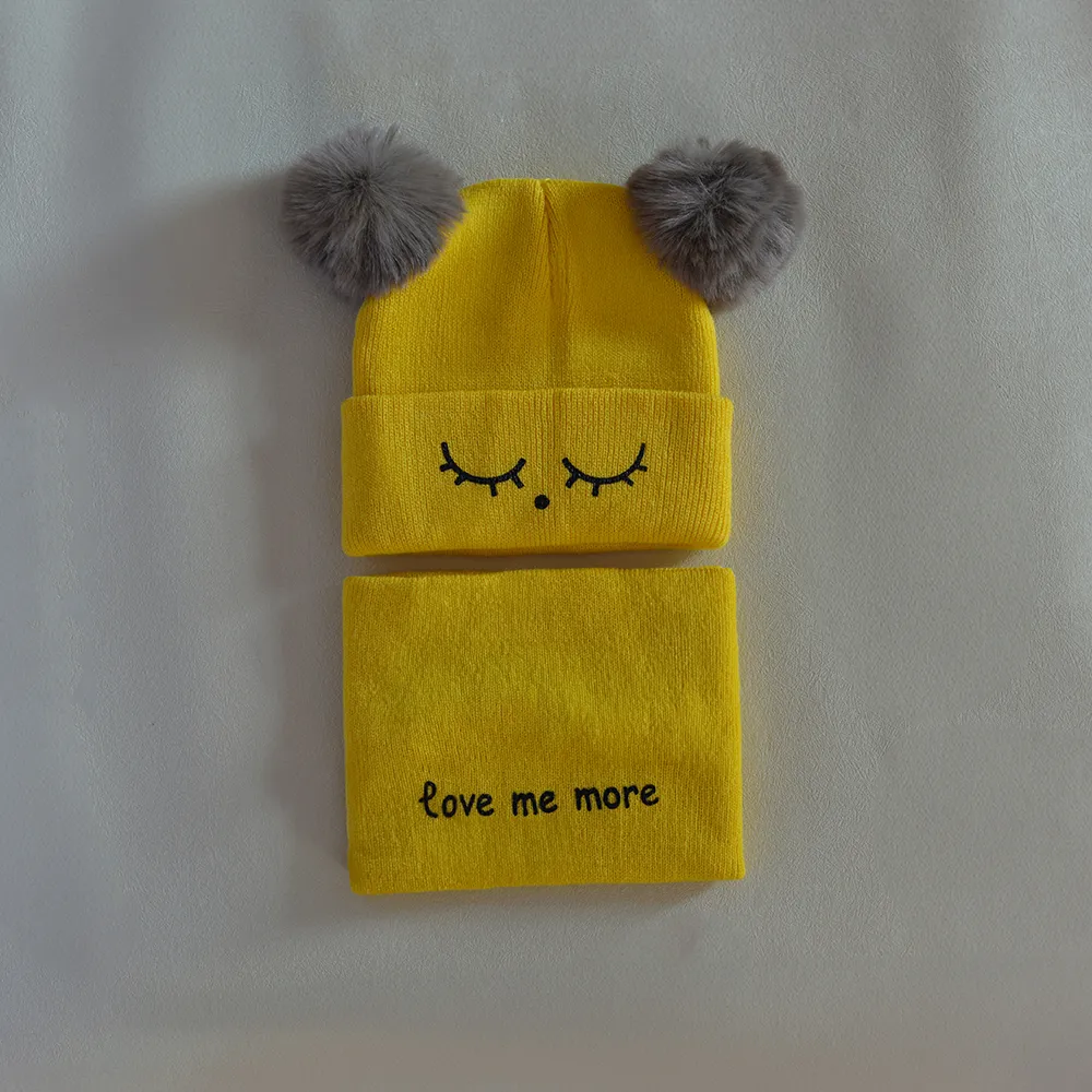 Conjunto (pacote com 2) com cachecol e gorro de tricô com estampa de emoji, letras e pompom Amarelo big image 1