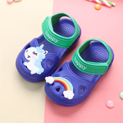 Niño pequeño / niños niña / niño arco iris y unicornio ventilación zuecos agujero zapatos de playa