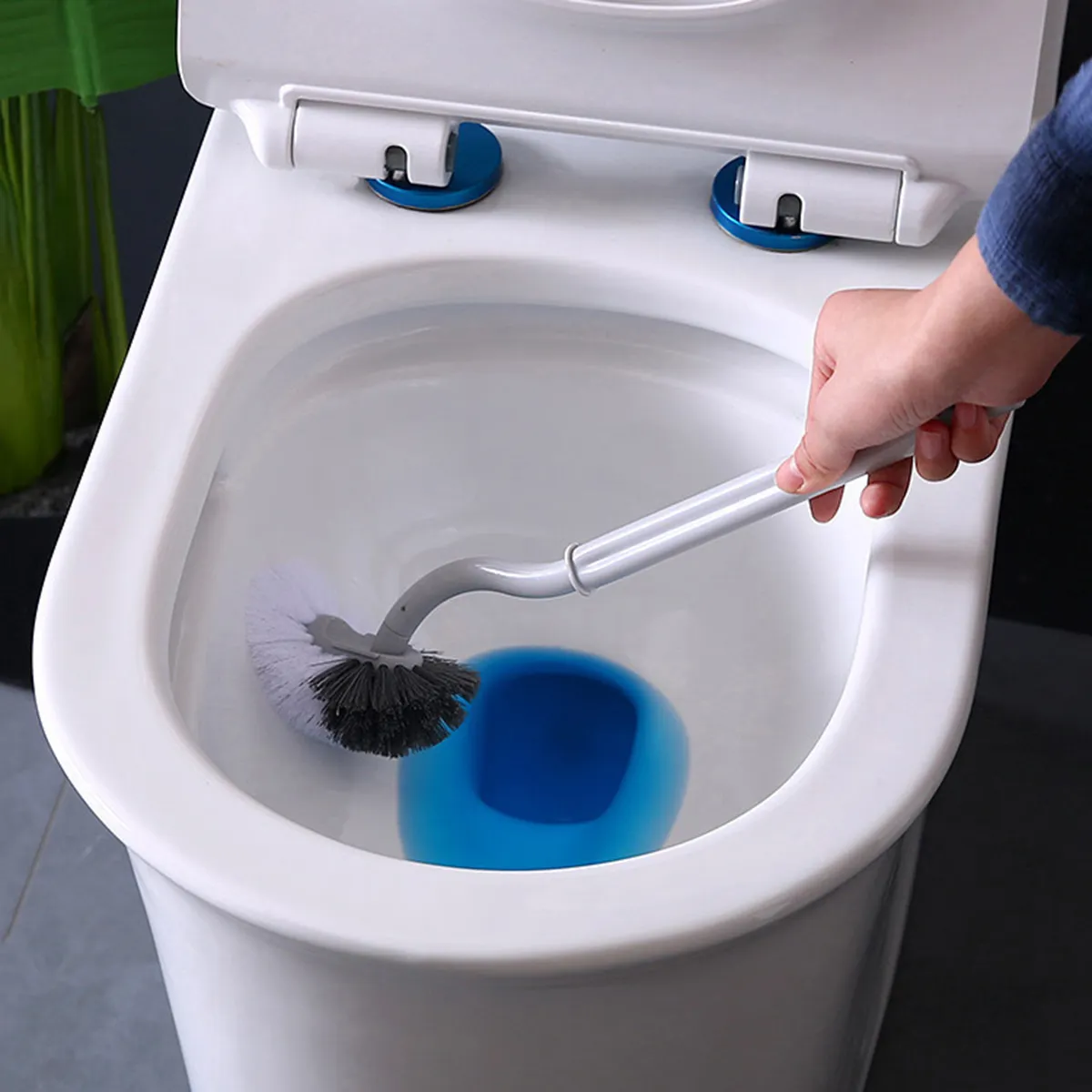 langstielige WC-Bürste für die komplette Reinigung, hängendes Design grau big image 1