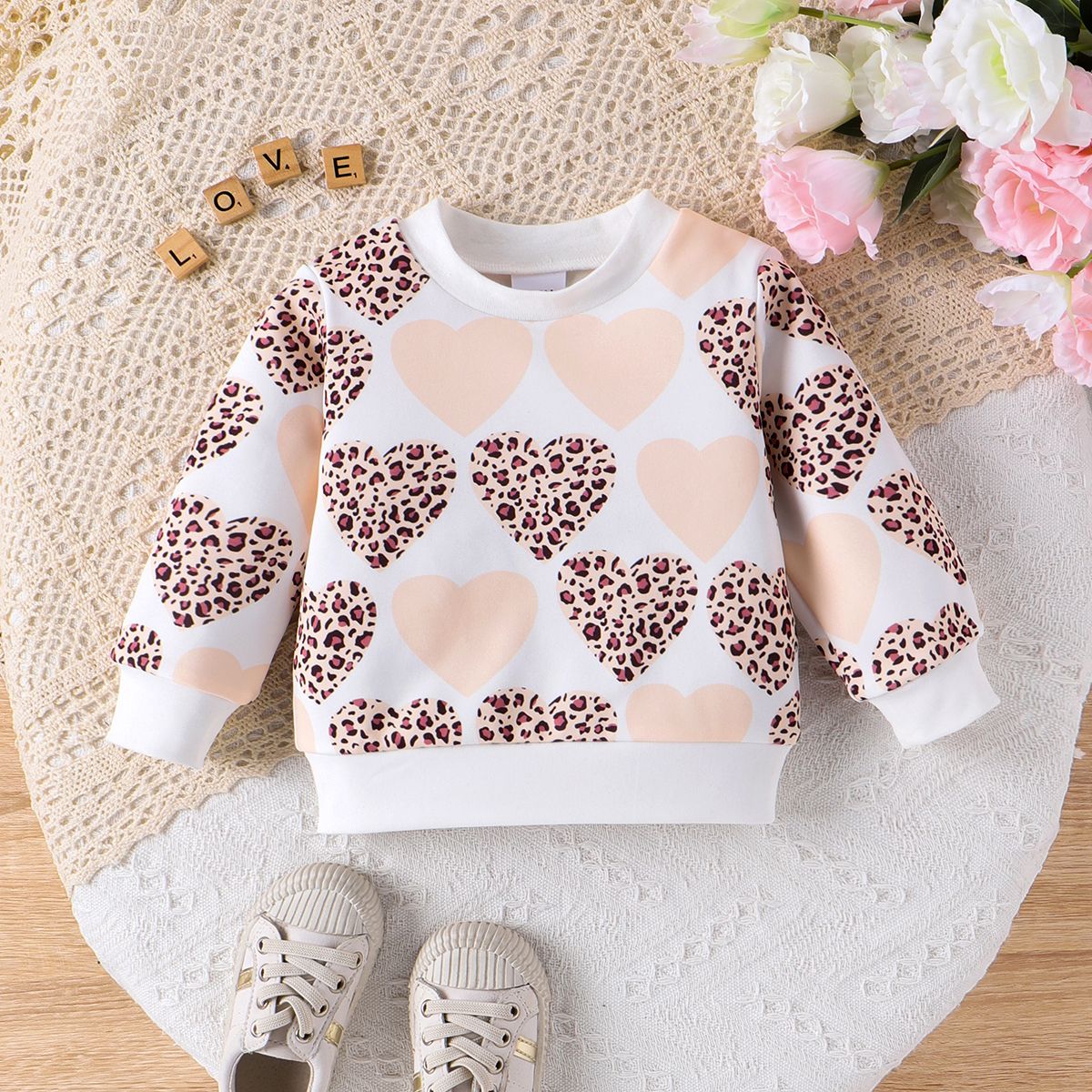 Baby Girl Allover Leopard Heart Print Sweat-shirt à Manches Longues