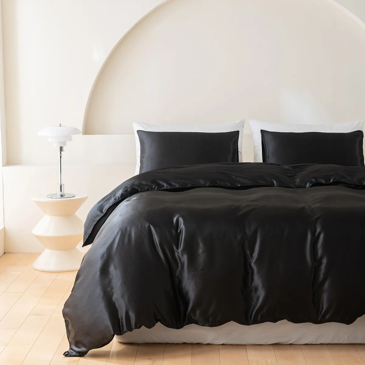 2/3件柔軟舒適的純色缎面床上用品套裝，包括羽絨被套和枕套 黑色 big image 1