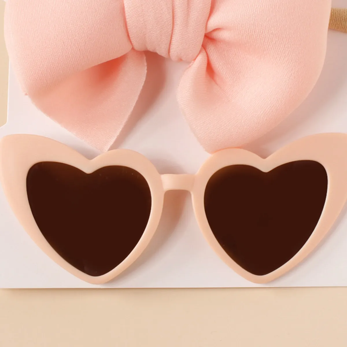 2pcs Baby/Toddler Girl Bowknot Super Soft Nylon Headband con Juego de Gafas de Sol en Forma de Corazón Rosa claro big image 1
