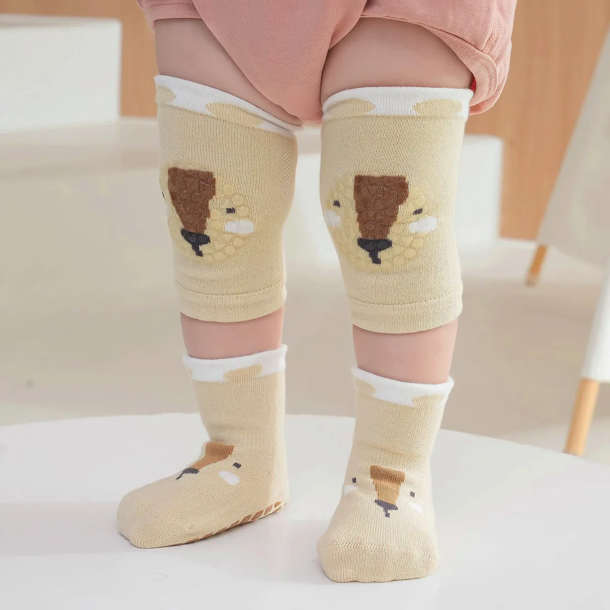 وسادات الركبة القطنية الممشطة المضادة للانزلاق للأطفال مع أنماط ونقاط الغراء الأصفر big image 1