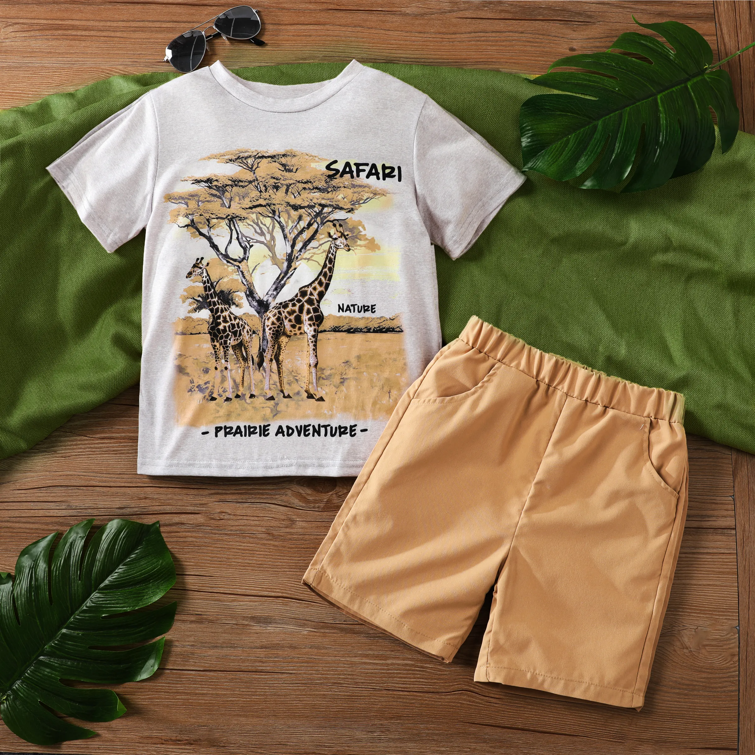 動物圖案鹿豹紋兩件式休閒裝，使用聚酯纖維和氨綸面料，適合男孩穿著，普通款式。