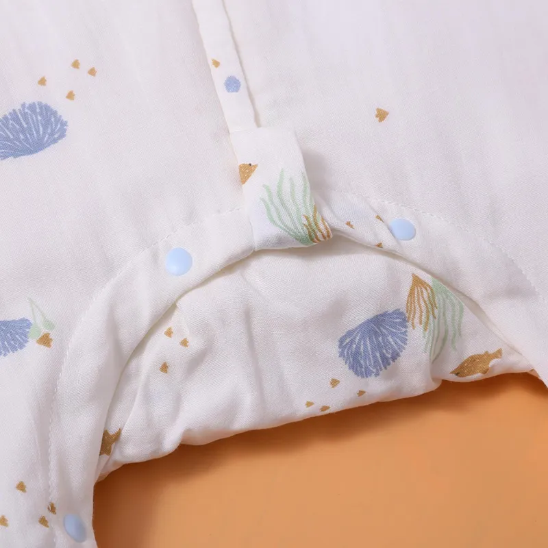 Niedlicher Babyschlafsack mit gespaltenem Bein aus reiner Baumwolle mit Karikaturdruck und langen Ärmeln blau big image 1