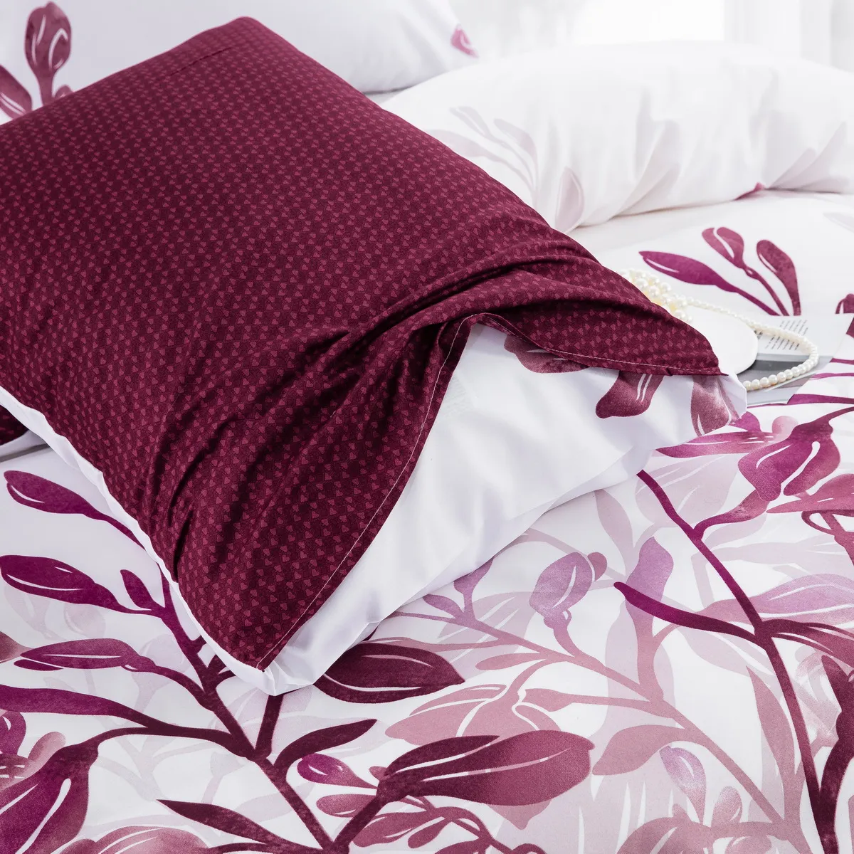 Red Leaf Series Bettwäsche-Set - Dreiteiliges Set bestehend aus einem Bettbezug und zwei Kissenbezügen Weinrot big image 1