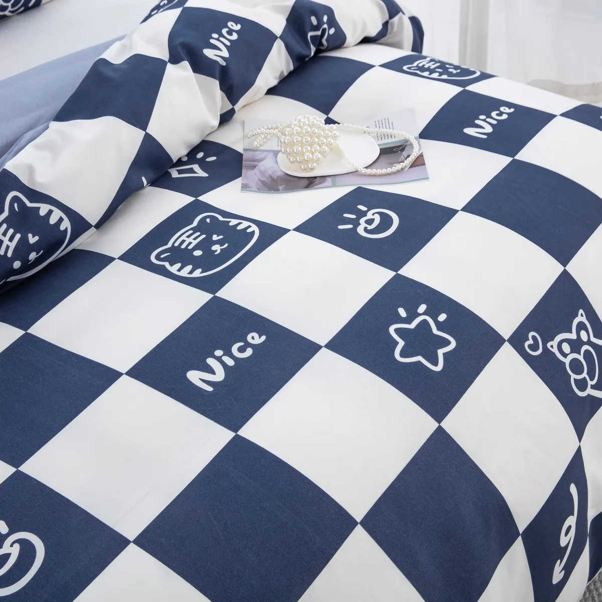 2/3pcs Juego de ropa de cama moderno y minimalista con patrón geométrico de dibujos animados, incluye funda nórdica y fundas de almohada azul blanco big image 1