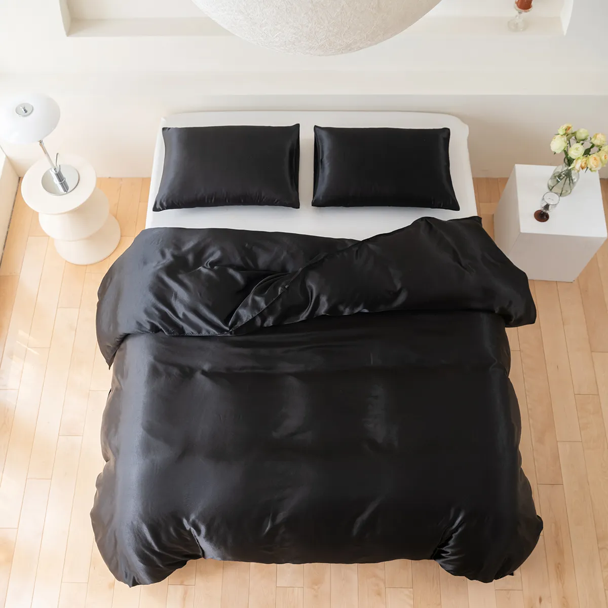 2/3件柔軟舒適的純色缎面床上用品套裝，包括羽絨被套和枕套 黑色 big image 1