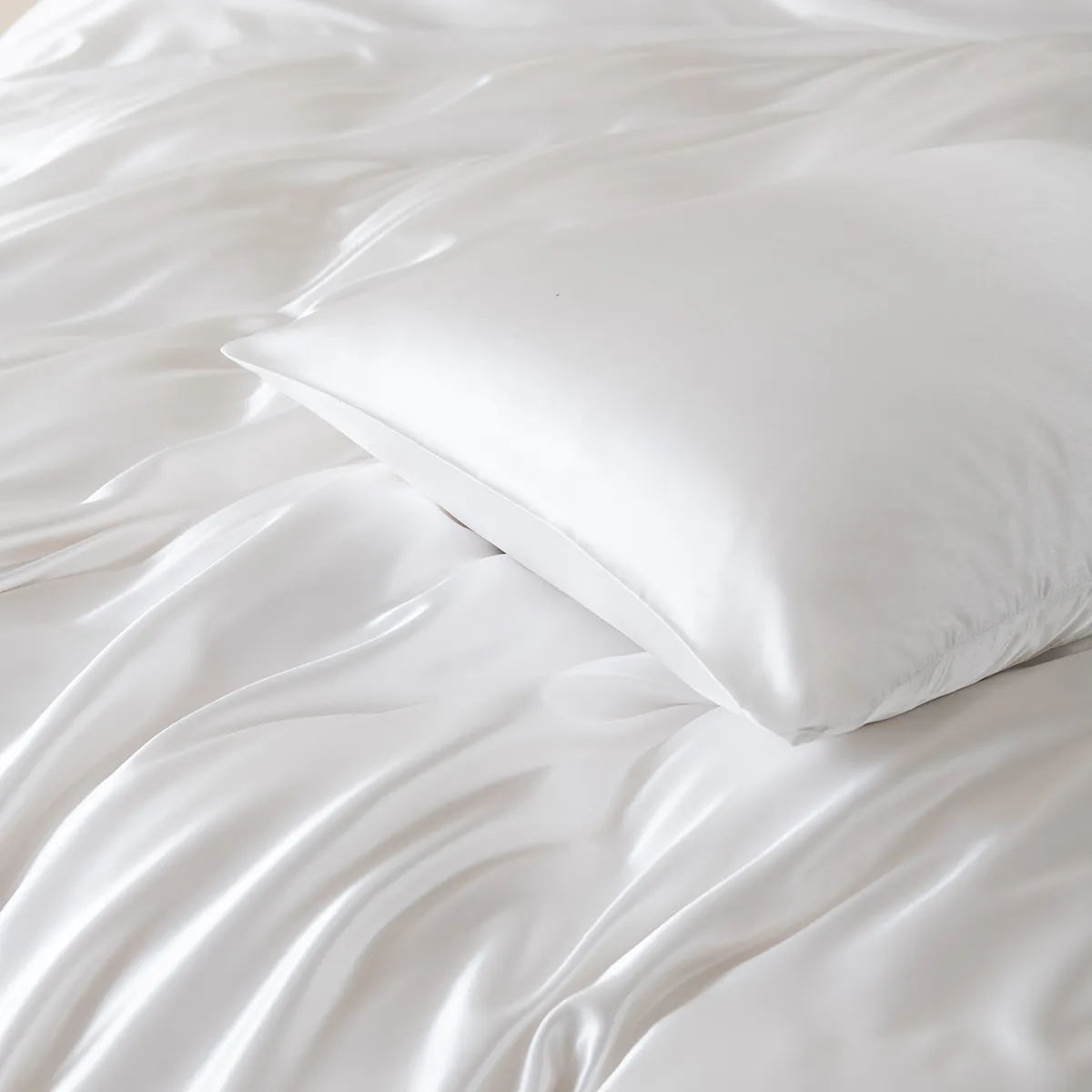 2/3 piezas de ropa de cama de satén de color sólido suave y cómodo, que incluye funda nórdica y fundas de almohada Blanco big image 1