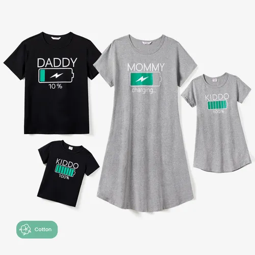Familienpassendes lustiges Batterie-T-Shirt und A-Linien-Baumwollkleid mit Taschensets