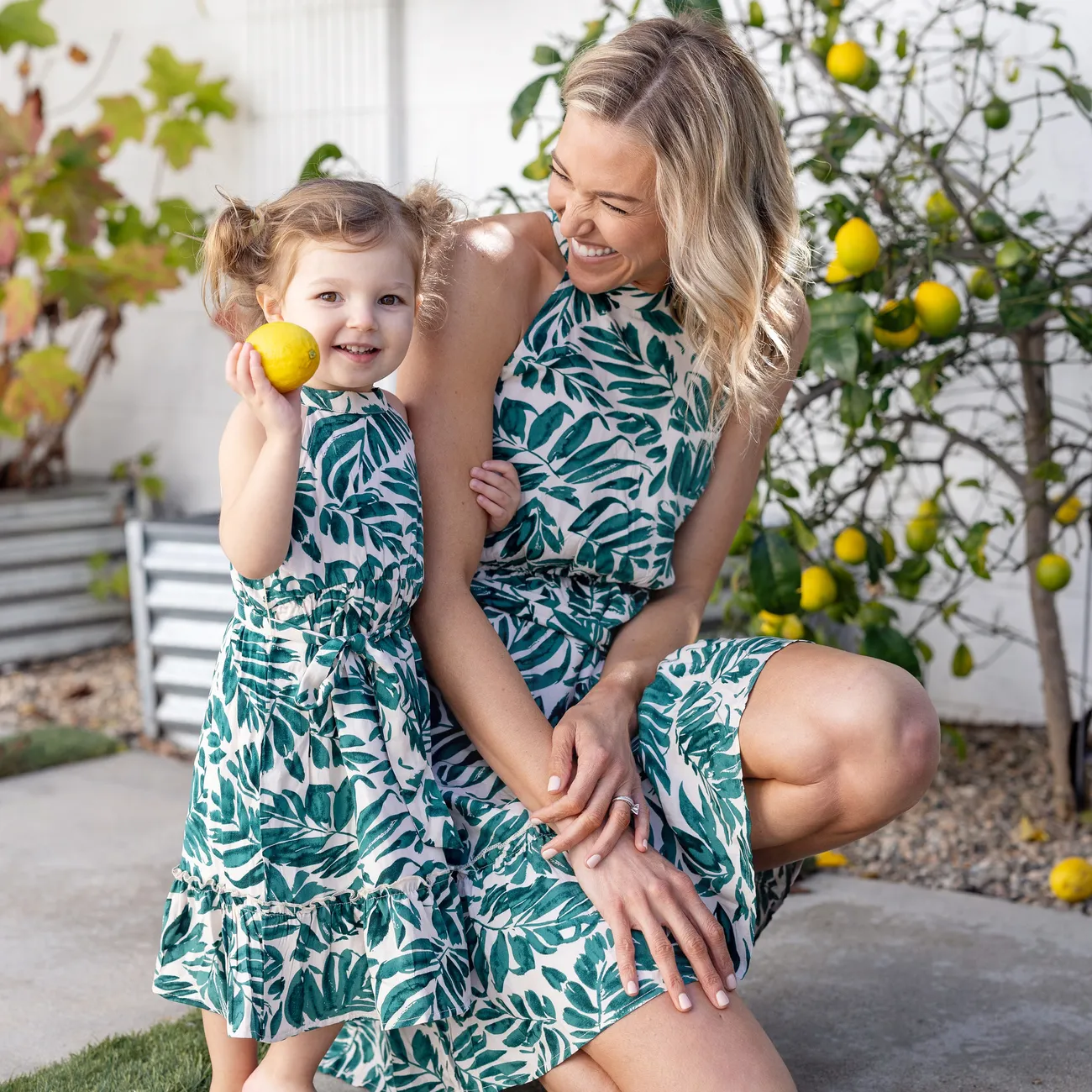 Familien-Looks Tropische Pflanzen und Blumen Ärmellos Familien-Outfits Sets glänzenddunkelgrün big image 1