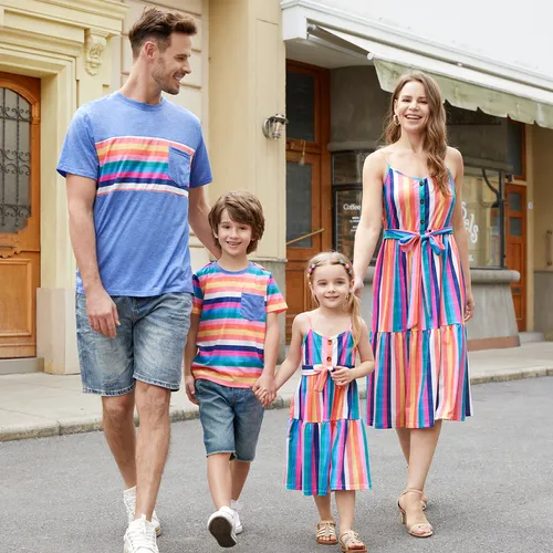 Familienpassendes mehrfarbiges Streifen-T-Shirt und Rüschensaum-Knopfträger-Kleid-Sets