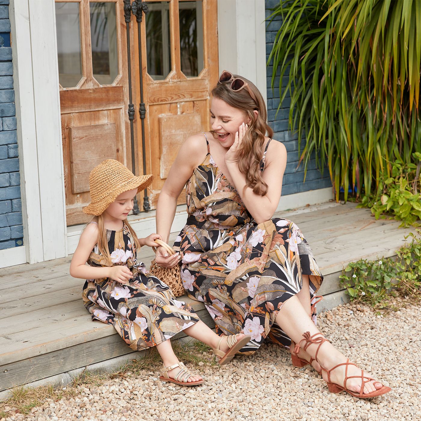 

Family Matching Flower Pattern Graphic Colorblock Black T-Shirts and Floral Belted Slip Dresses Sets