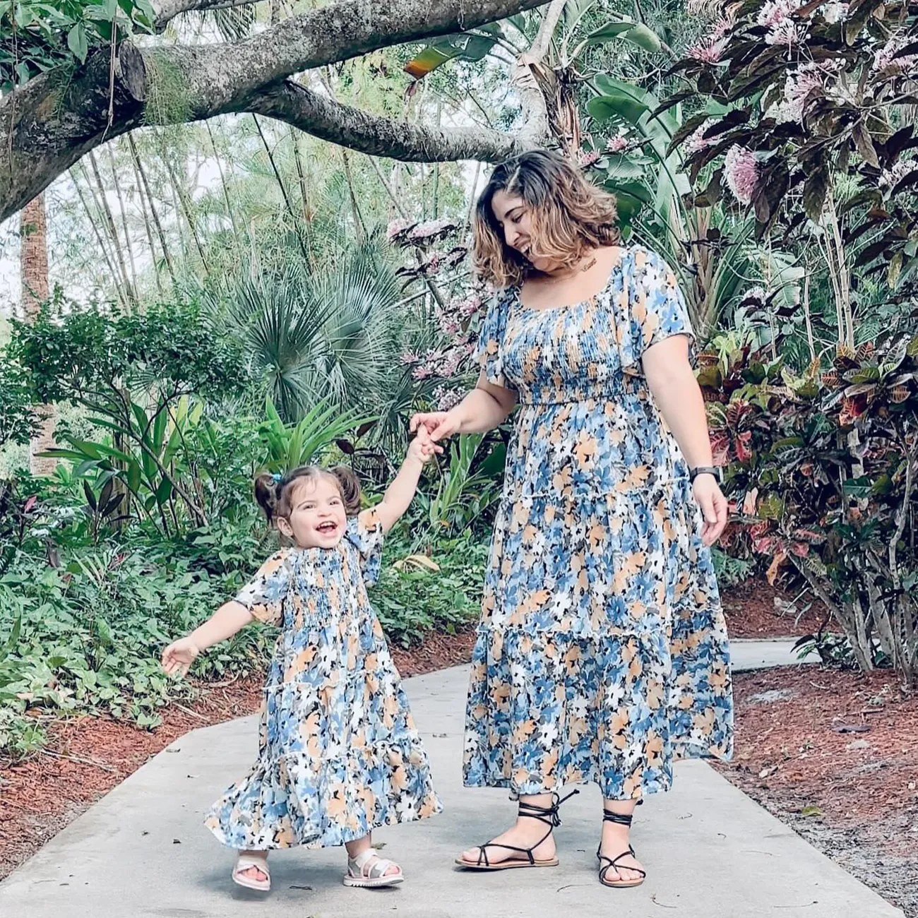 Family Matching Solid Color Blue Raglan Sleeve T-Shirt and Floral Shirred Tiered Dresses Sets  Blue big image 1