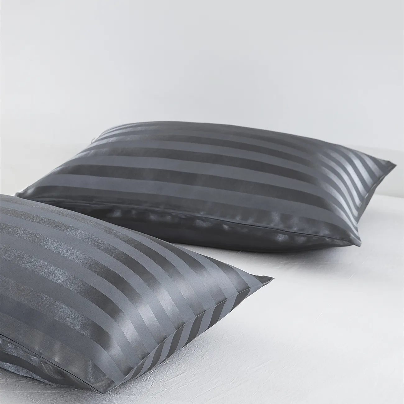 2 件低調豪華實心缎面枕套，有 4 種尺寸用於床上用品 灰色 big image 1
