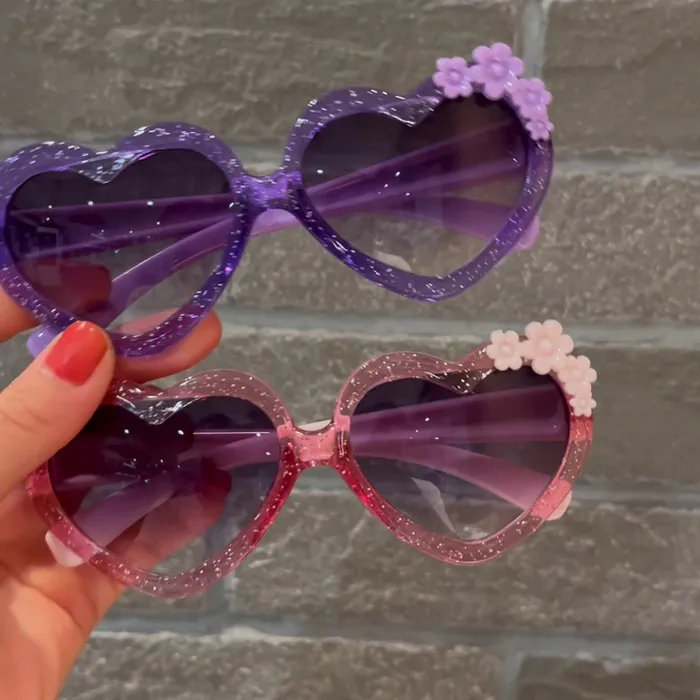 Enfant en bas âge/enfants Fille Sweet Heart Shape Flower Decor Lunettes de soleil avec étui