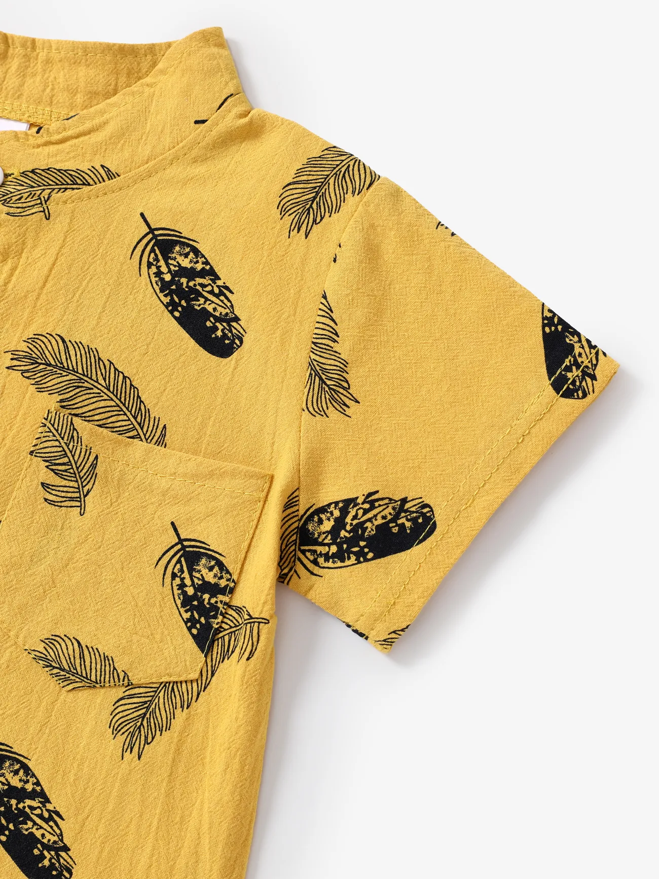 طقم من قطعتين من قميص وشورت بطبعة ريش للأولاد الصغار الأصفر big image 1