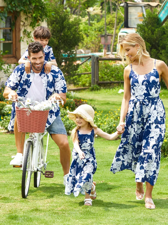 Familien-Sets aus passendem geblümtem Strandhemd und A-Linien-Kleidern mit Rüschensaum